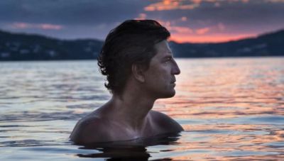 Η φωτογραφία του Σάκη Ρουβά στη θάλασσα με τα χιλιάδες likes