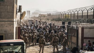 Αποχωρήσεις από το Αφγανιστάν: 10.000 άνθρωποι περιμένουν στο αεροδρόμιο της Καμπούλ