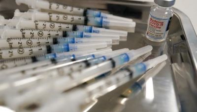 Moderna: Συνεχίζεται η παραγωγή εμβολίων μαζί με την έρευνα για το περιστατικό μόλυνσης