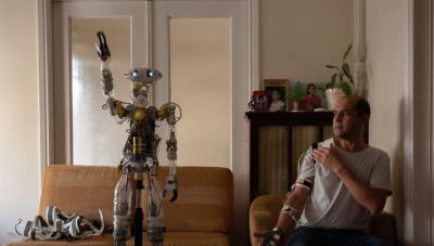 «Οι πρόσφυγες συνεισφέρουν»: Αφγανός ζει στην Ελλάδα και έφτιαξε ρομπότ ονόματι Αθηνά