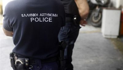 Κόρινθος: Χειροπέδες σε αστυνομικό που έκλεβε μετανάστες για να τζογάρει