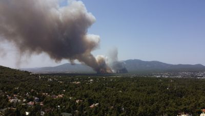 Φωτιά στη Βαρυμπόμπη: Μάχη σε τρία μέτωπα - Το νέο μήνυμα από το 112