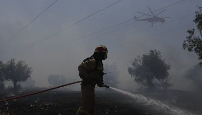 Πύρινο μέτωπο στην Σικελία: Τεράστιο σύννεφο καπνού κάλυψε τον ουρανό