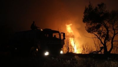 Πυρκαγιά στην Λίμνη Ευβοίας: Απεγκλωβισμός 1.400 ατόμων