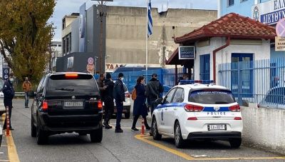 Απίστευτο σκηνικό στην Πιερία: Πολίτες πέρασαν χειροπέδες σε διευθυντή σχολείου και τον πήγαν στην αστυνομία 