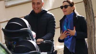 Όλγα Κεφαλογιάννη-Μίνως Μάτσας: Βόλτα με τα δίδυμα στο κέντρο της Αθήνας