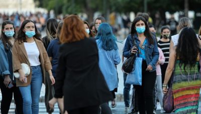 Αναστολή εορταστικών εκδηλώσεων σε δημόσιους χώρους και μάσκες παντού εισηγούνται οι ειδικοί