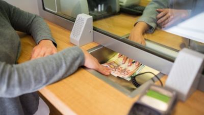 Πώς θα λειτουργήσουν οι τράπεζες την παραμονή των Χριστουγέννων και της Πρωτοχρονιάς