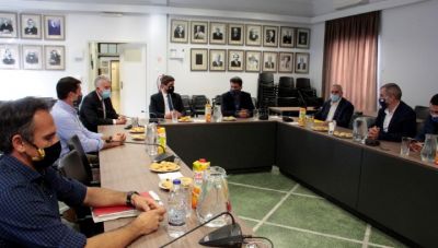 Δήμος Χανίων: Οι αθλητικές υποδομές στο επίκεντρο συνάντησης Αυγενάκη με τη Δημοτική Αρχή