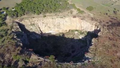 Πτήση πάνω από τον γιγαντιαίο κρατήρα με σχήμα καρδιάς (βίντεο)