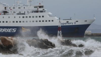 Θυελλώδεις άνεμοι στο Αιγαίο- Δεμένα τα πλοία στα λιμάνια