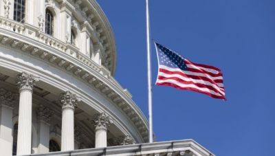 Μεσίστιες οι σημαίες στις ΗΠΑ για τους 500.000 νεκρούς της πανδημίας