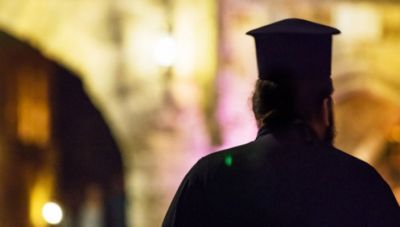 Κρήτη: Παύθηκε από τα καθήκοντα του ο ιερέας που φέρεται να εξαπάτησε γυναίκα