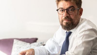 Νοσηλεύεται με κορωνοϊό ο Μιχάλης Καλογήρου