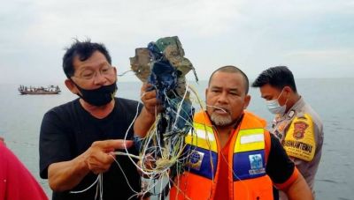 Ινδονησία: Βρέθηκαν συντρίμμια του Boeing και ανθρώπινα μέλη