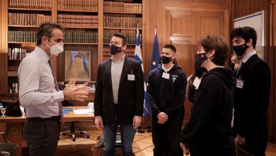 Συνάντηση Μητσοτάκη με τη μαθητική ομάδα Plaisiobots