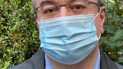 Ηλίας Μόσιαλος: Τι ξέρουμε και τι δεν ξέρουμε για τους εμβολιασμούς στη Βρετανία