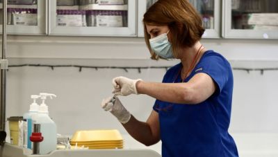 Κρήτη: Ξεκίνησε η 2η φάση εμβολιασμών στα νοσοκομεία- Πότε εμβολιάζονται οι ηλικιωμένοι