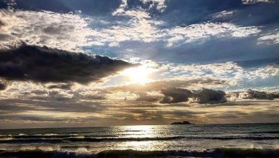 Τοπικές βροχές και νοτιάδες με υψηλές θερμοκρασίες