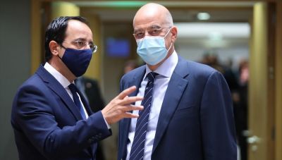 Ο Ν. Δένδιας με τον Αιγύπτιο ομόλογό του Σ. Σούκρι: Ευρεία συζήτηση για τα θέματα της περιοχής