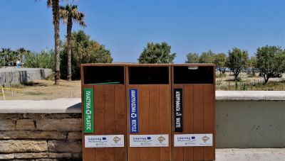 Ρέθυμνο: Τοποθέτηση ξύλινων κάδων μικροαπορριμμάτων στο παραλιακό μέτωπο