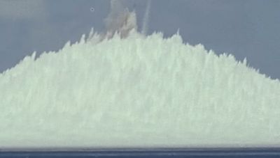 Εντυπωσιακές εικόνες από υποβρύχια έκρηξη πυρηνικής βόμβας Mark 7 (βίντεο)