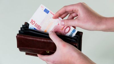Κατώτατος μισθός: Αυξάνεται κατά 2% για να τονωθεί η ψυχολογία της αγοράς
