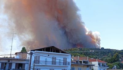 Aνεξέλεγκτη φωτιά στη Ζήρια Αχαΐας-Εκκενώνονται τέσσερις οικισμοί, απομακρύνθηκαν λουόμενοι