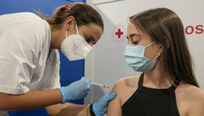 Ξεκινάει ο εμβολιασμός και στους εφήβους 15-17 ετών