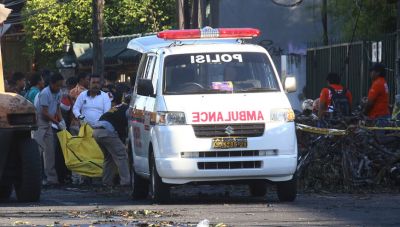 Κορωνοϊός - Ινδονησία-: Μοτοσικλετιστές συνοδεύουν τα ασθενοφόρα μέσα στην κίνηση