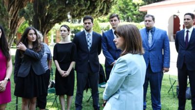 Σακελλαροπούλου σε ελληνοαμερικάνους φοιτητές: Να προωθήσετε το πνεύμα της Ελλάδας