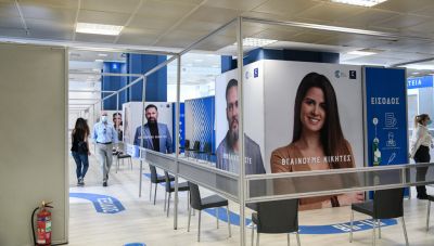 Aυξήθηκαν τα ραντεβού για εμβολιασμό από νέους