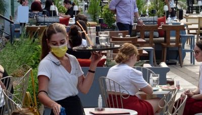 Επανεξετάζεται το πλαίσιο λειτουργίας της εστίασης-Τα σενάρια για μετά τις 15 Ιουλίου