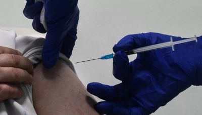 Επιτροπή Βιοηθικής: Υποχρεωτικός εμβολιασμός σε υγειονομικούς και εργαζομένους σε δομές ηλικιωμένων