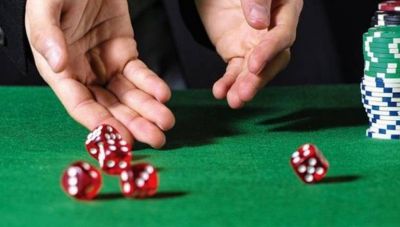 Ηράκλειο: Χειροπέδες σε 9 άτομα για ζάρια σε καφενείο
