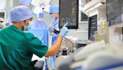 Μειωμένες οι νοσηλείες, αυξημένη ανησυχία λόγω μετάλλαξης- Γιατί έρχεται ο Κικίλιας