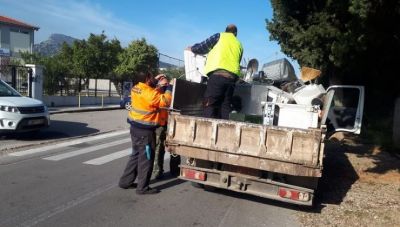 Μαζεύουν τα ηλεκτρονικά απόβλητα 