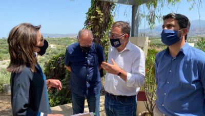 Σημανδηράκης και Αγγελοπούλου στο πατρικό σπίτι των Θεοδωράκηδων