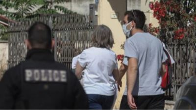 Στα χέρια της μητέρας της Καρολάιν η μικρή Λυδία -Την παρέδωσαν οι γονείς του πιλότου