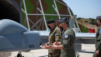 Στη Σκύρο ο αρχηγός ΓΕΕΘΑ: Είδε τη μονάδα από όπου επιχειρεί το μη επανδρωμένο αεροσκάφος HERON 1 (φωτο)