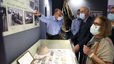 Επίσκεψη Λαμπρινού στην έκθεση για τη Μάχη του Ηρακλείου