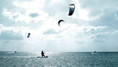 Πύλος: Επιχείρηση διάσωσης σε τραυματία που έκανε kitesurf