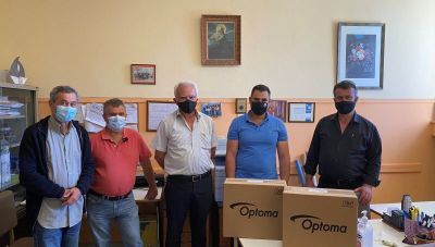 Δύο νέοι προτζέκτορες στο Δημοτικό Σχολείο και το Νηπιαγωγείο Γέργερης