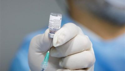 Τα συμπτώματα μετά τους εμβολιασμούς με Pfizer και AstraZeneca