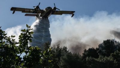 Η Πυροσβεστική φιλοδοξεί να θέσει σήμερα υπό έλεγχο τη φωτιά στα Γεράνεια
