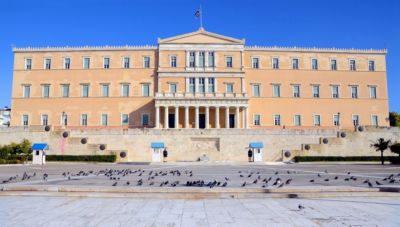 Επί ξυρού ακμής η αξιοπρέπεια