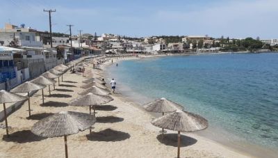 Καθαρισμός και δωρεάν ομπρέλες στην παραλία της Αγίας Πελαγίας