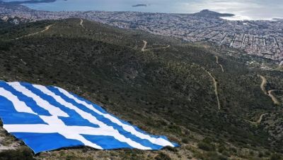 Υπερθέαμα στον Υμηττό για τα 200 χρόνια από την Επανάσταση (βίντεο)