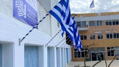 Μοίρες: Ελληνικές σημαίες στην πλατεία 25ης Μαρτίου (φωτογραφίες)