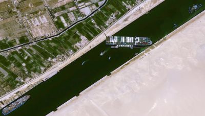 Νέες προσπάθειες αποκόλλησης του πλοίου στη Διώρυγα του Σουέζ